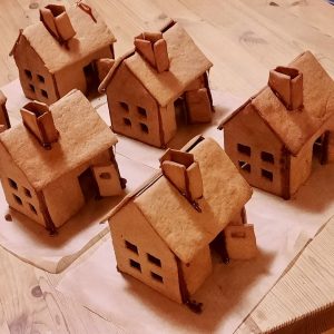 Små pepperkakehus ferdig bygget!
